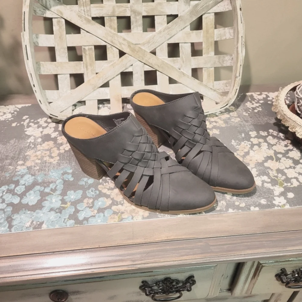 Universal Thread Gray Mules - Picture 1 of 9